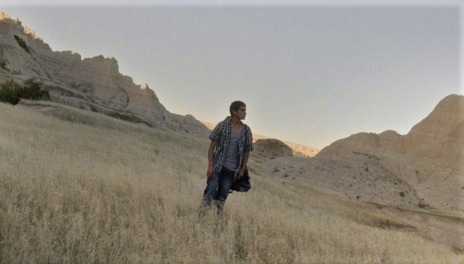 Girl stranded in desert in the 2020 film Nomaland