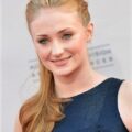 Beautiful Sophie Turner smiling for the camera, at an award show.