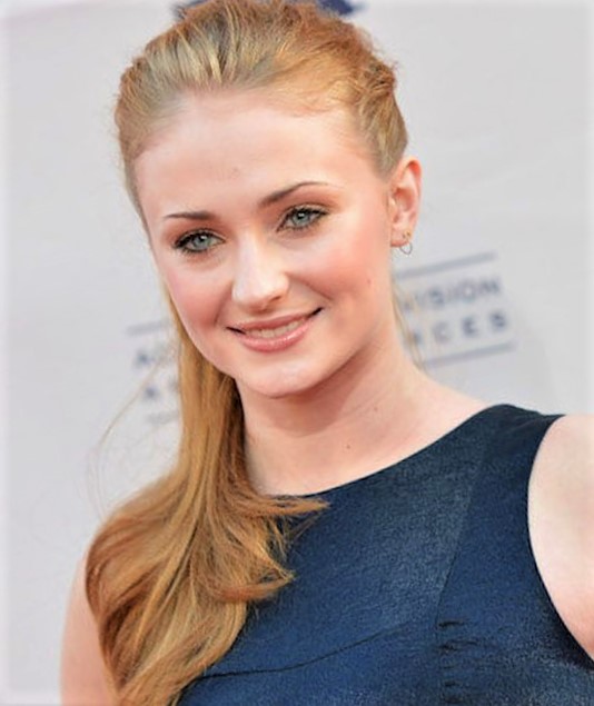 Beautiful Sophie Turner smiling for the camera, at an award show.