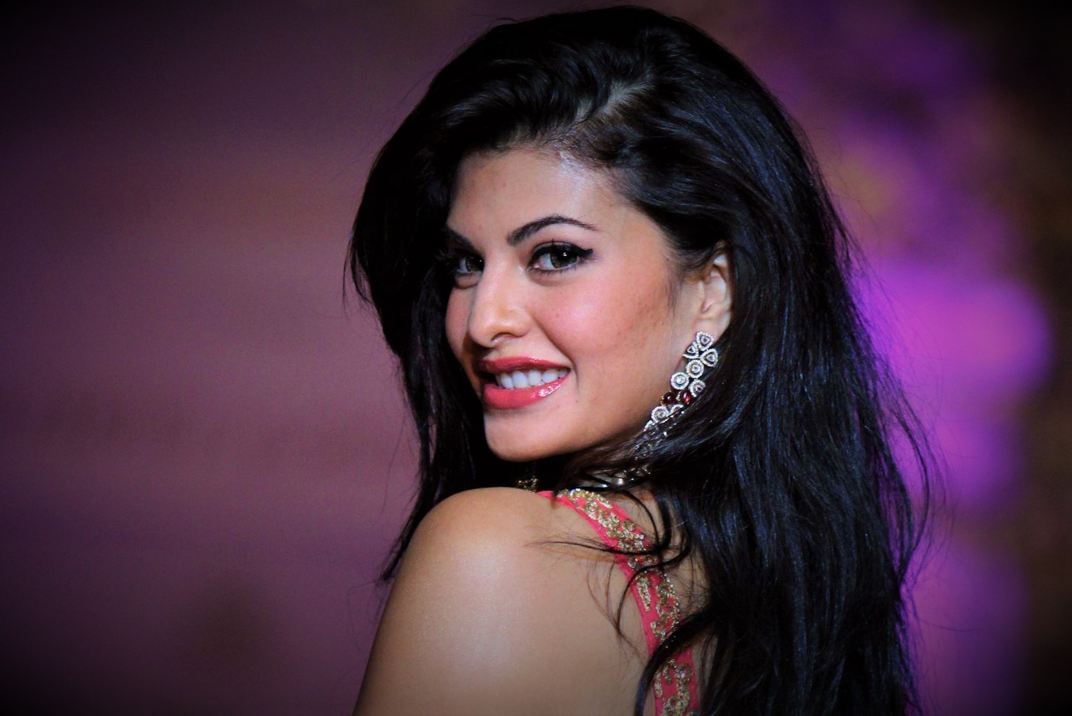 latest hd picture of Jacqueline Fernandez wearing a hot saree