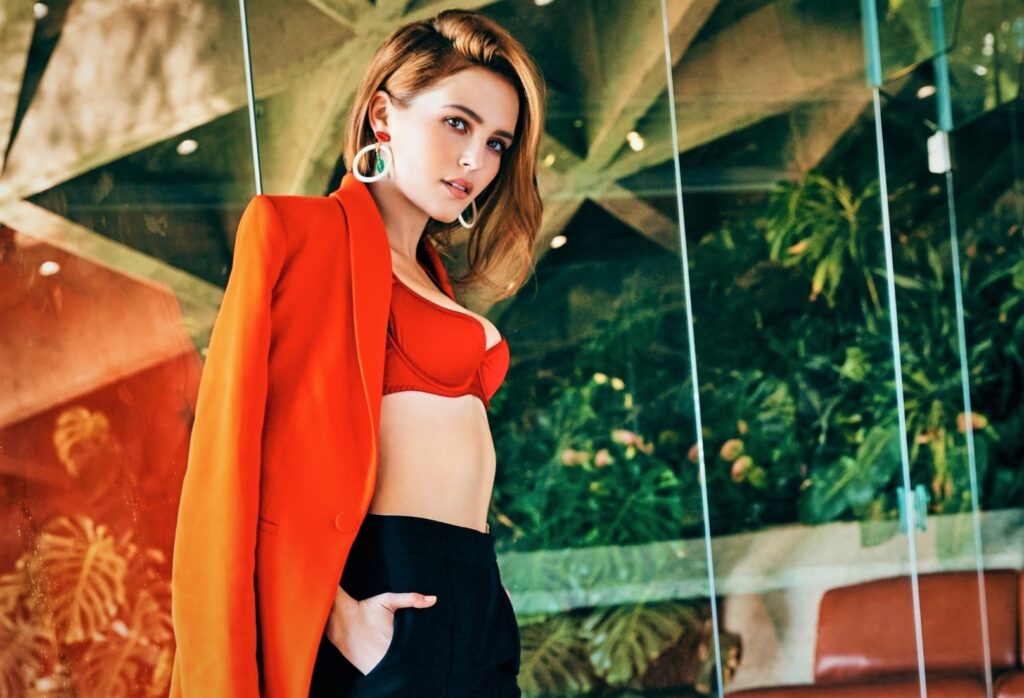 Zoey Deutch sexiest and hottest picture in red bra.