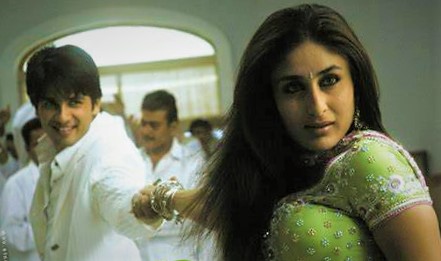 Sexy and big boobs of Kareena Kapoor showing in the film Chup Chup Ke (2006).