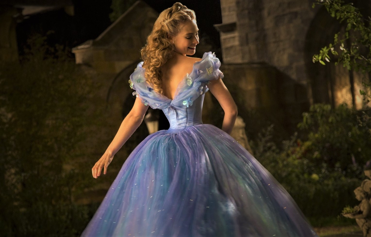 Sexy actress looking hot in Cinderella (2015)